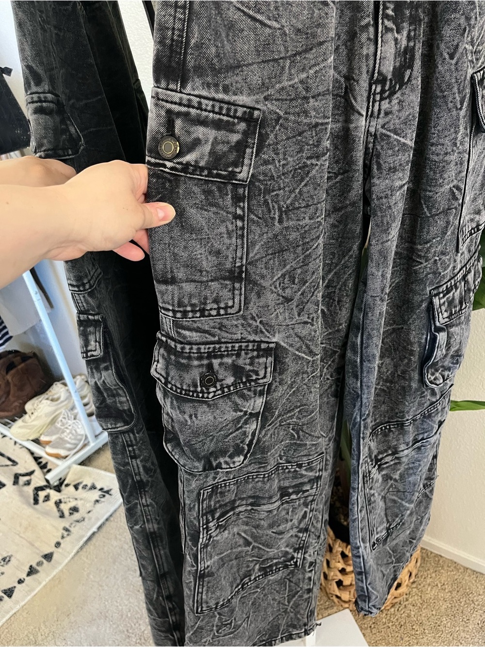 🖤 RISE Supply Co. Black Acid Wash Wide Leg Cargo Jeans Size 3 - Picture 4 of 6